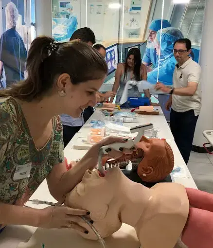 Aluna em treinamento prático de Medicina de Emergência